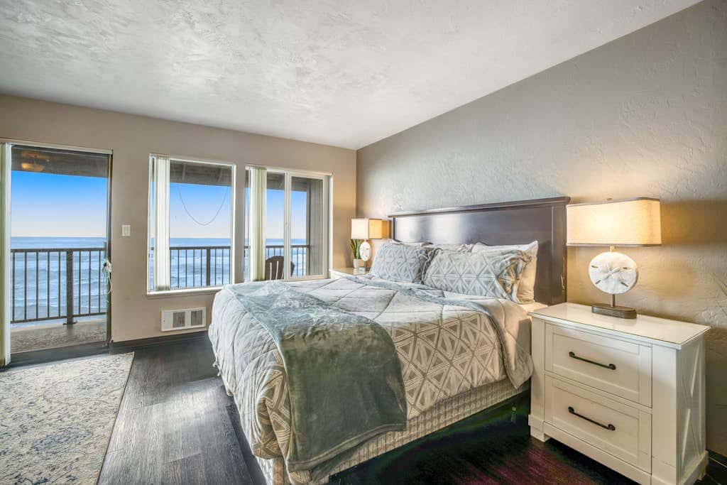 Convenient oceanfront studio condo with ocean view and seasonal pool