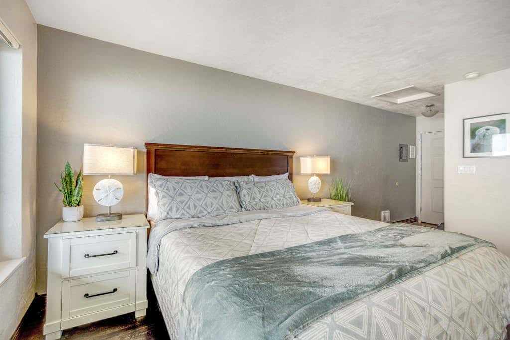 Convenient oceanfront studio condo with ocean view and seasonal pool