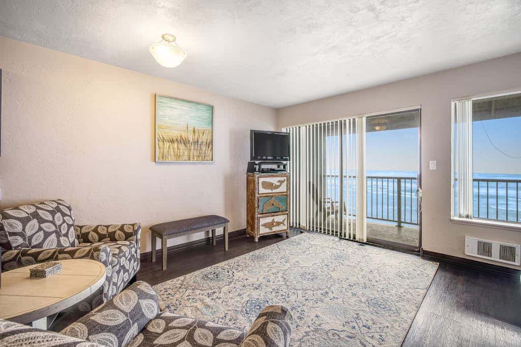 Convenient oceanfront studio condo with ocean view and seasonal pool