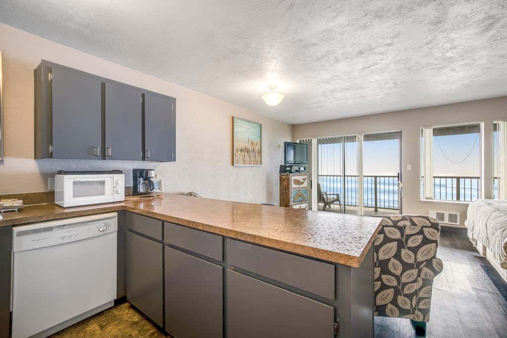 Convenient oceanfront studio condo with ocean view and seasonal pool