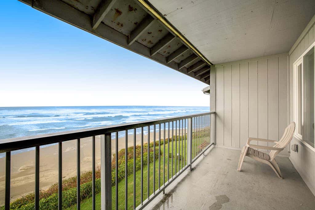 Convenient oceanfront studio condo with ocean view and seasonal pool