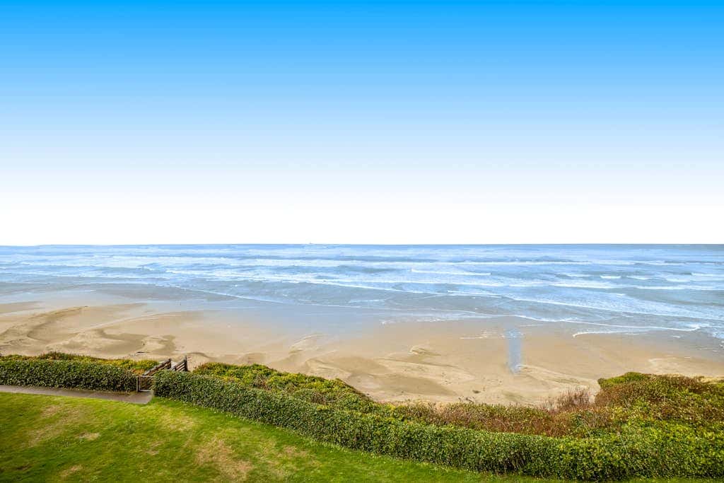 Convenient oceanfront studio condo with ocean view and seasonal pool