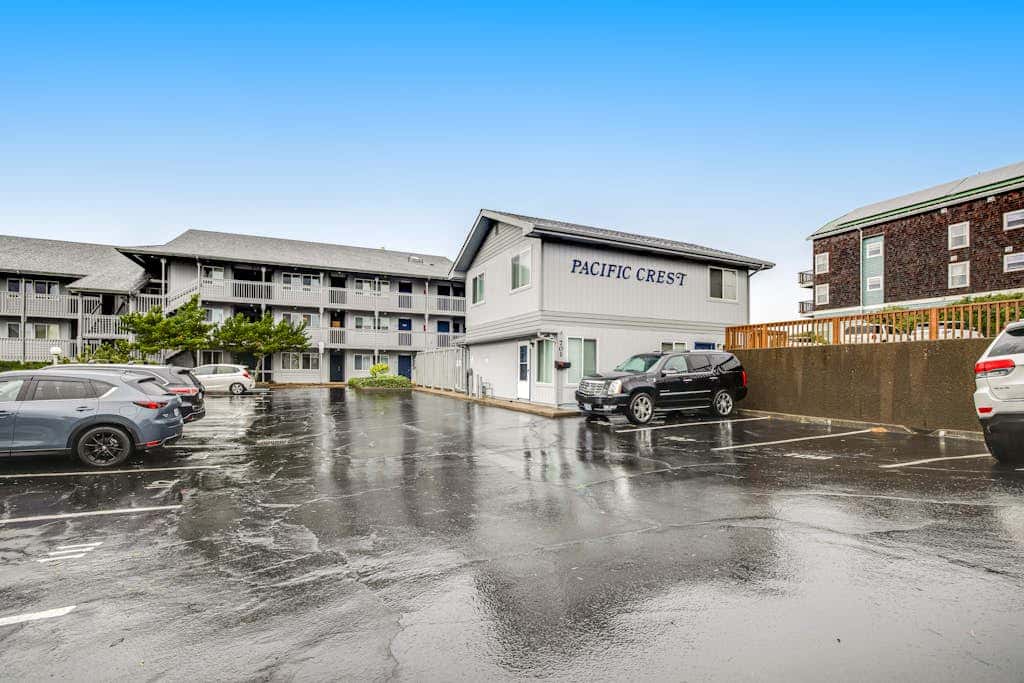 Convenient oceanfront studio condo with ocean view and seasonal pool