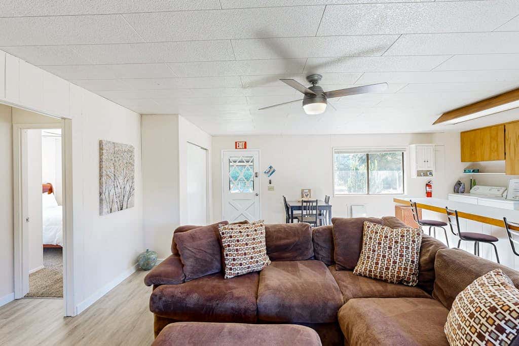 Cute Quaint Cabin by the Sea, w/ fire pit, wood-burning fireplace & WIFI