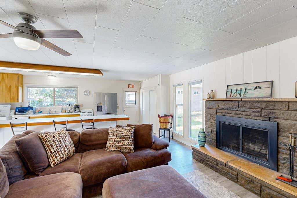 Cute Quaint Cabin by the Sea, w/ fire pit, wood-burning fireplace & WIFI