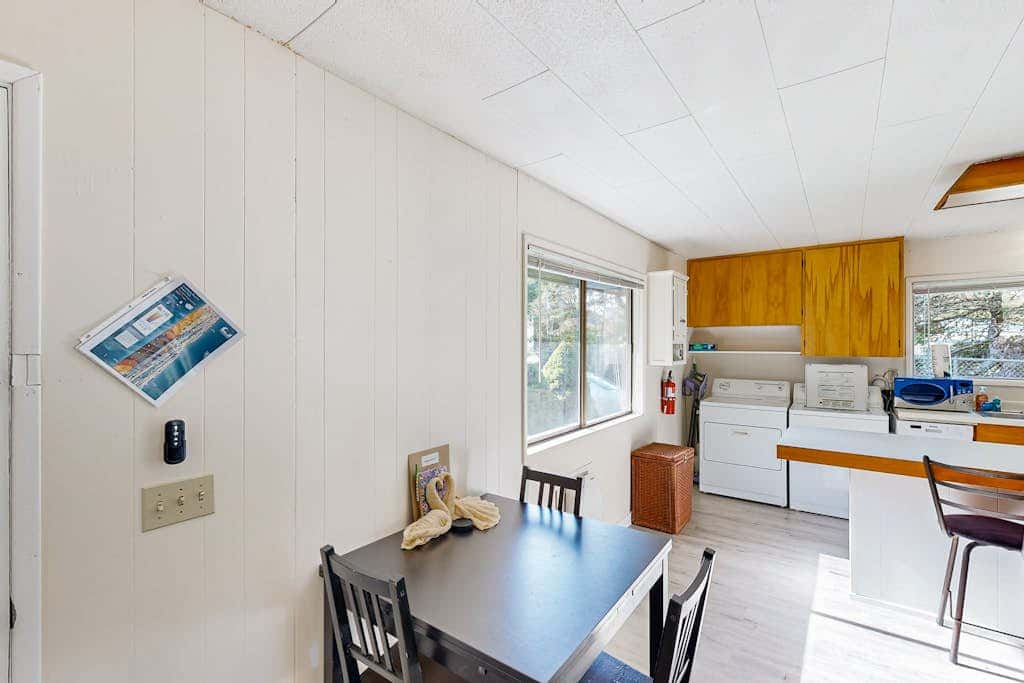 Cute Quaint Cabin by the Sea, w/ fire pit, wood-burning fireplace & WIFI