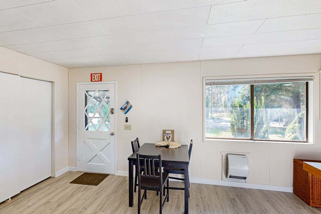 Cute Quaint Cabin by the Sea, w/ fire pit, wood-burning fireplace & WIFI