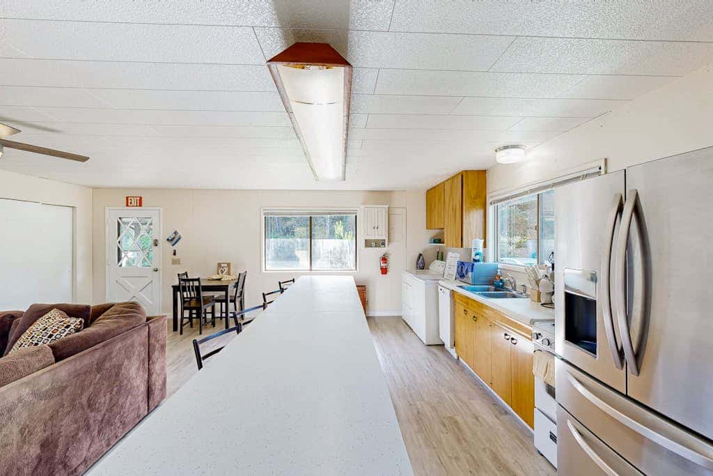 Cute Quaint Cabin by the Sea, w/ fire pit, wood-burning fireplace & WIFI