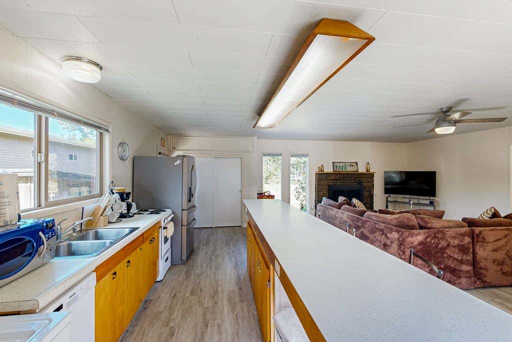 Cute Quaint Cabin by the Sea, w/ fire pit, wood-burning fireplace & WIFI