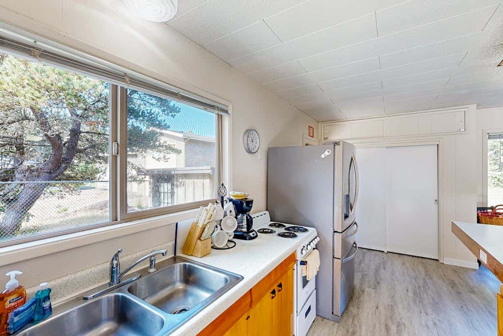 Cute Quaint Cabin by the Sea, w/ fire pit, wood-burning fireplace & WIFI