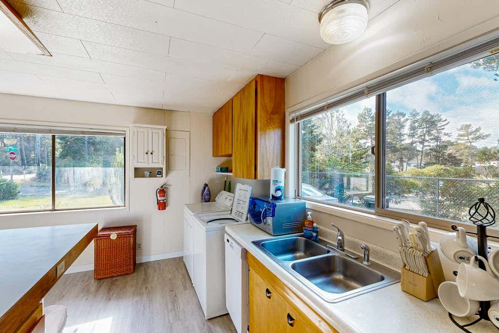 Cute Quaint Cabin by the Sea, w/ fire pit, wood-burning fireplace & WIFI