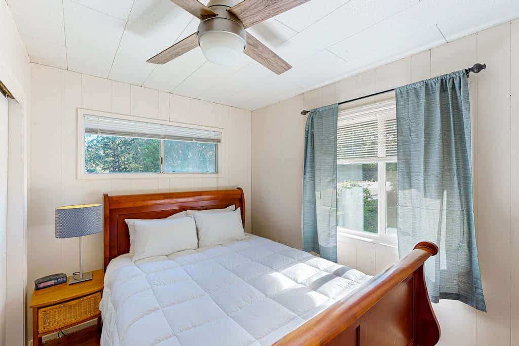 Cute Quaint Cabin by the Sea, w/ fire pit, wood-burning fireplace & WIFI