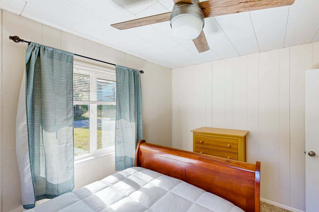 Cute Quaint Cabin by the Sea, w/ fire pit, wood-burning fireplace & WIFI
