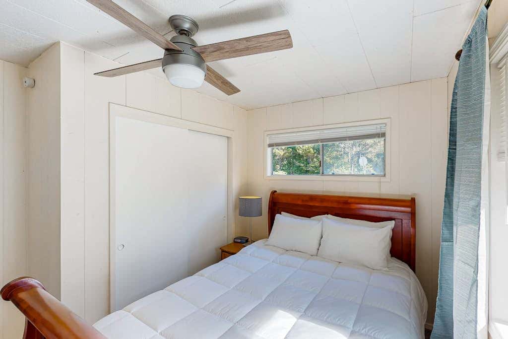 Cute Quaint Cabin by the Sea, w/ fire pit, wood-burning fireplace & WIFI