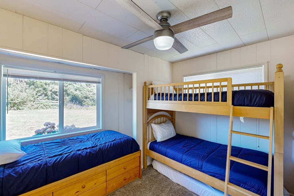 Cute Quaint Cabin by the Sea, w/ fire pit, wood-burning fireplace & WIFI
