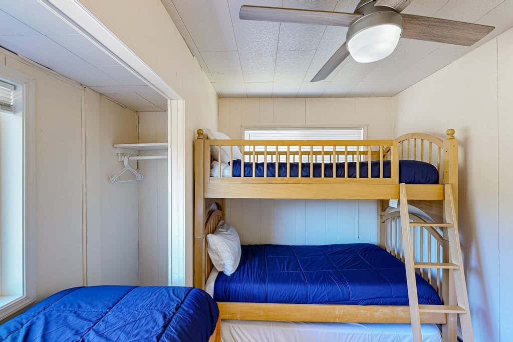 Cute Quaint Cabin by the Sea, w/ fire pit, wood-burning fireplace & WIFI