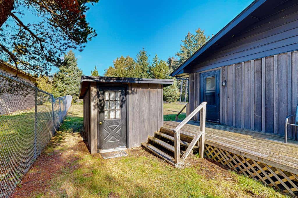Cute Quaint Cabin by the Sea, w/ fire pit, wood-burning fireplace & WIFI