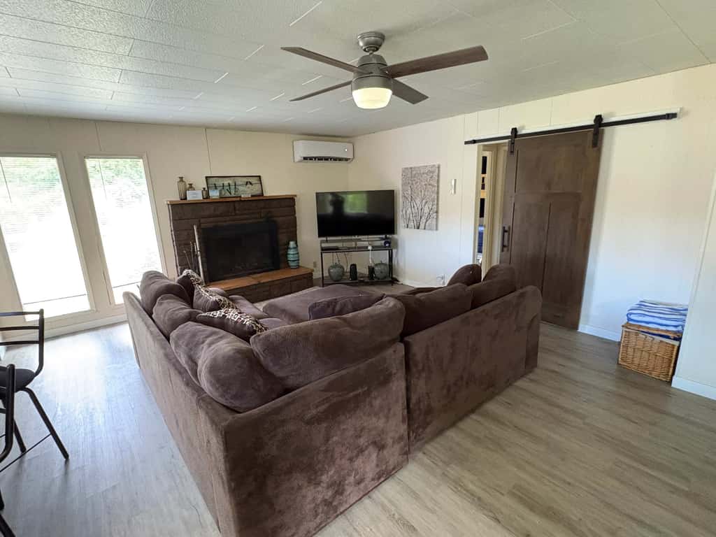 Cute Quaint Cabin by the Sea, w/ fire pit, wood-burning fireplace & WIFI