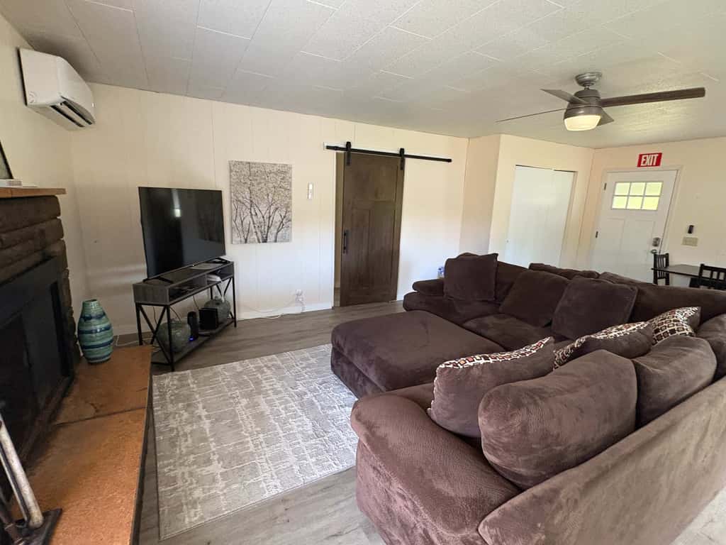 Cute Quaint Cabin by the Sea, w/ fire pit, wood-burning fireplace & WIFI