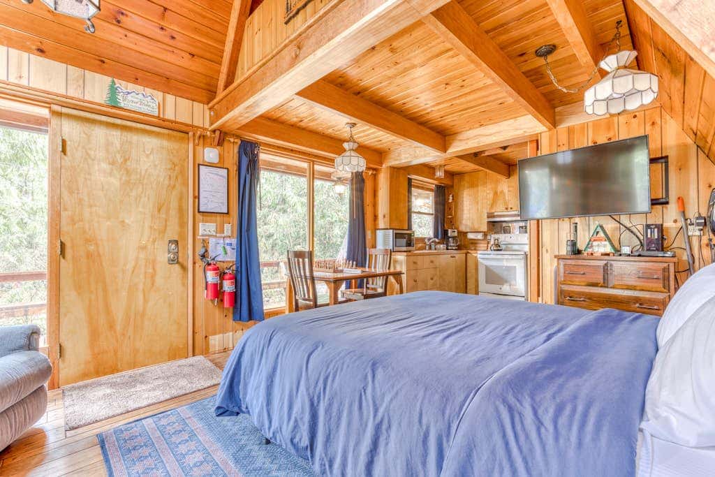 Intimate dog-friendly retreat with free WiFi, wood stove, & gas grill