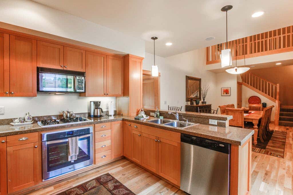 Luxury Condo with SHARC Access & Village with hot tub - Dog-Friendly