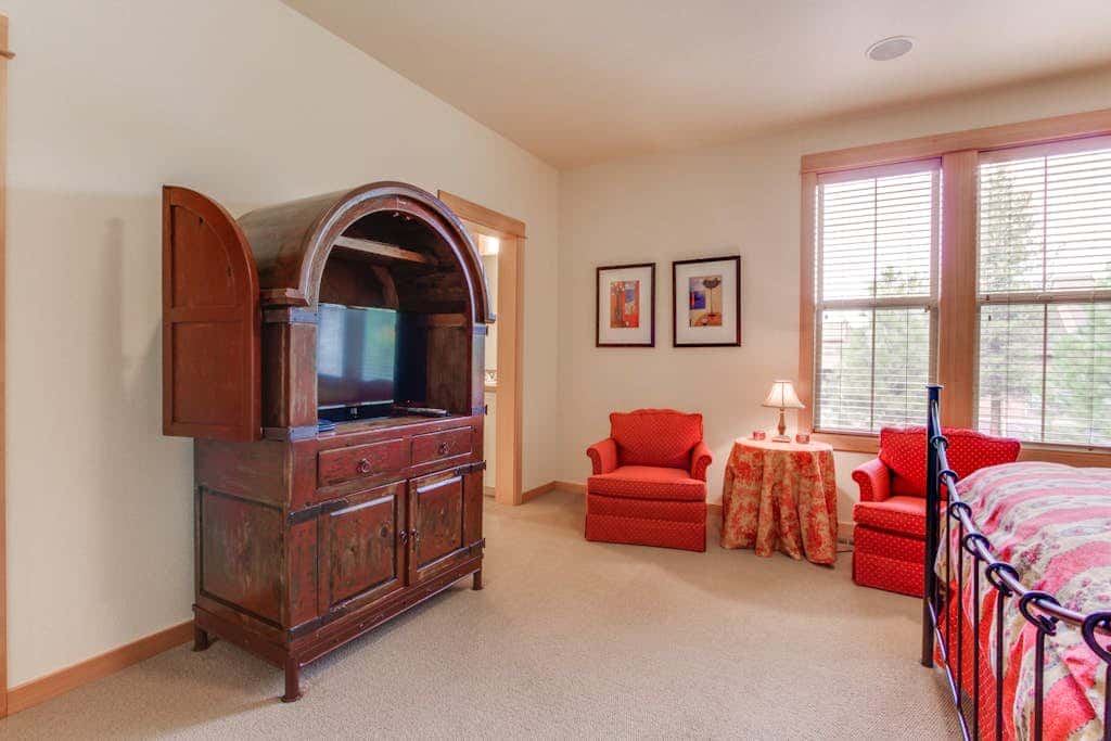 Luxury Condo with SHARC Access & Village with hot tub - Dog-Friendly