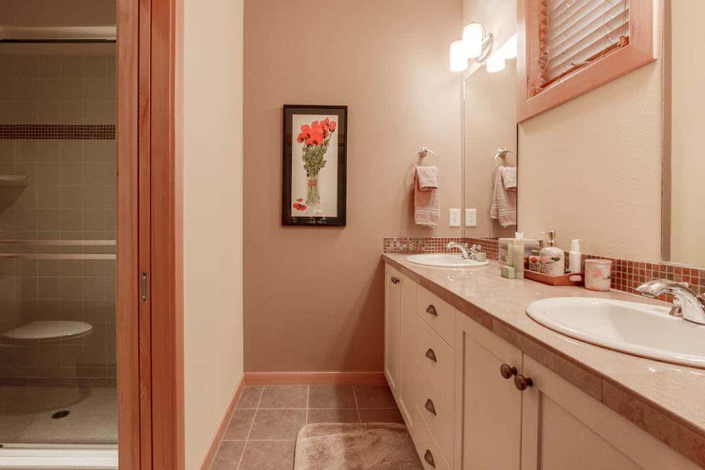 Luxury Condo with SHARC Access & Village with hot tub - Dog-Friendly