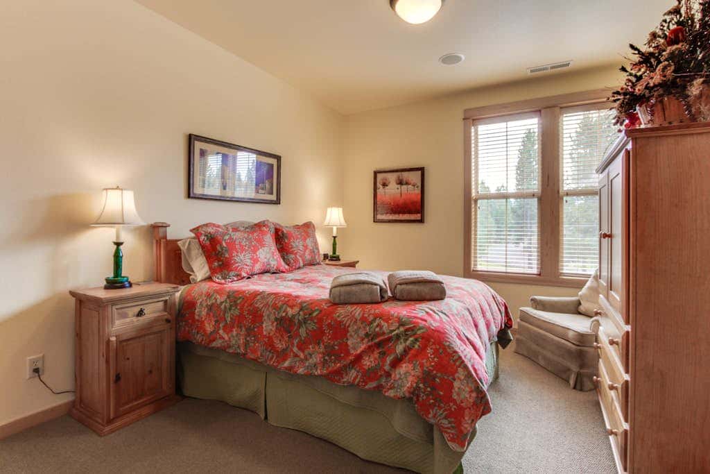 Luxury Condo with SHARC Access & Village with hot tub - Dog-Friendly