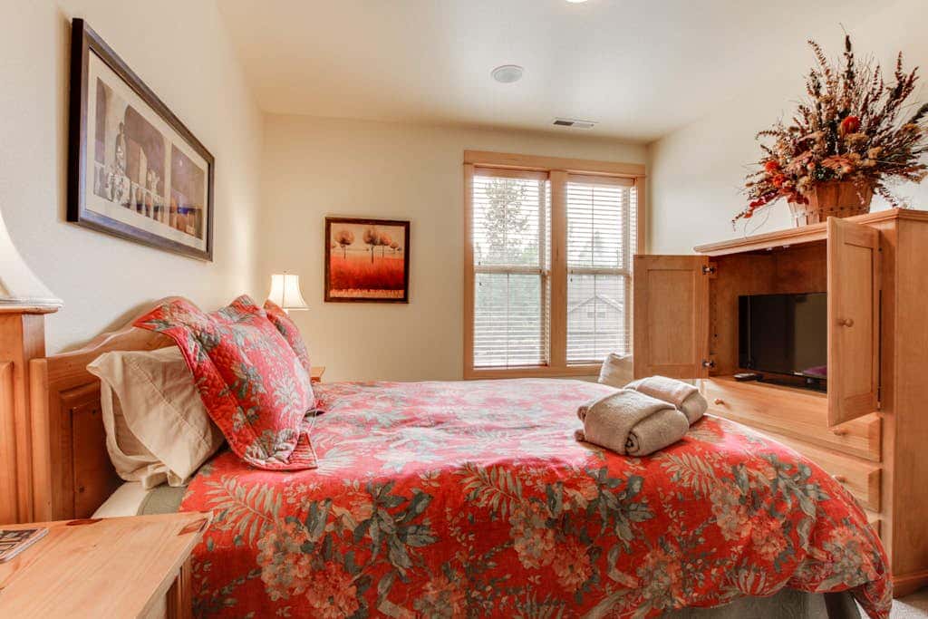 Luxury Condo with SHARC Access & Village with hot tub - Dog-Friendly