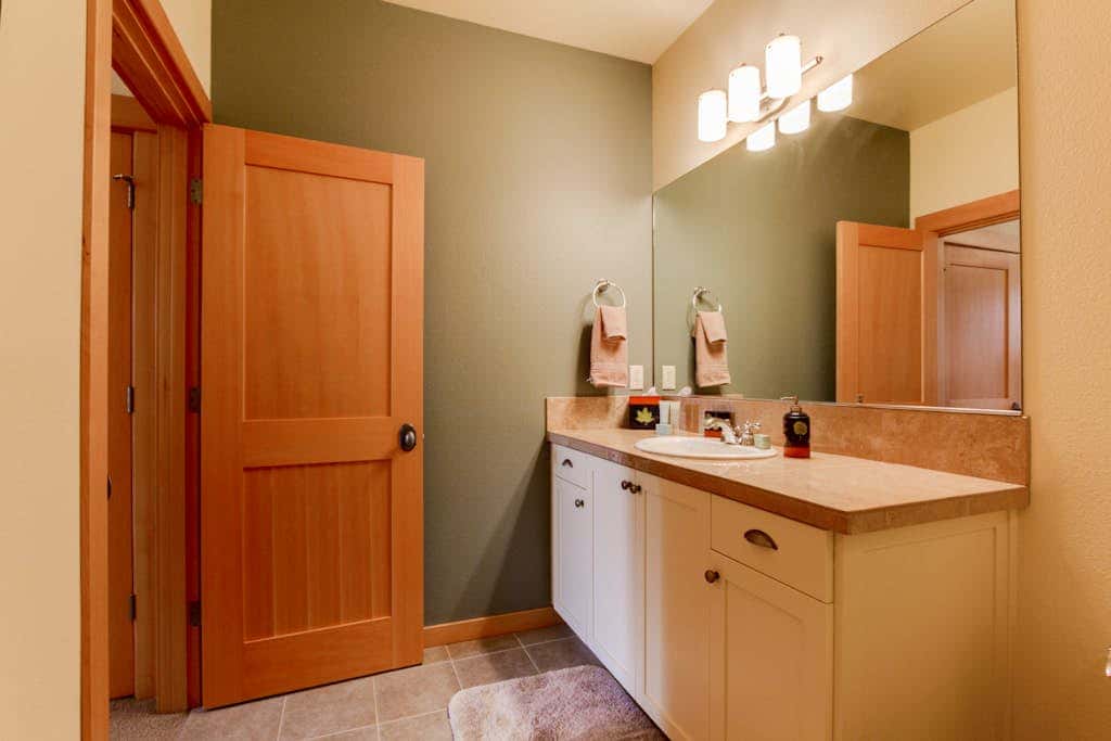 Luxury Condo with SHARC Access & Village with hot tub - Dog-Friendly