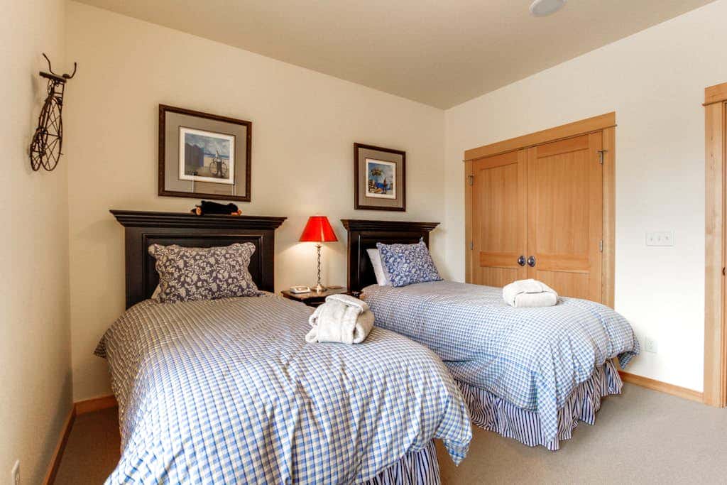 Luxury Condo with SHARC Access & Village with hot tub - Dog-Friendly
