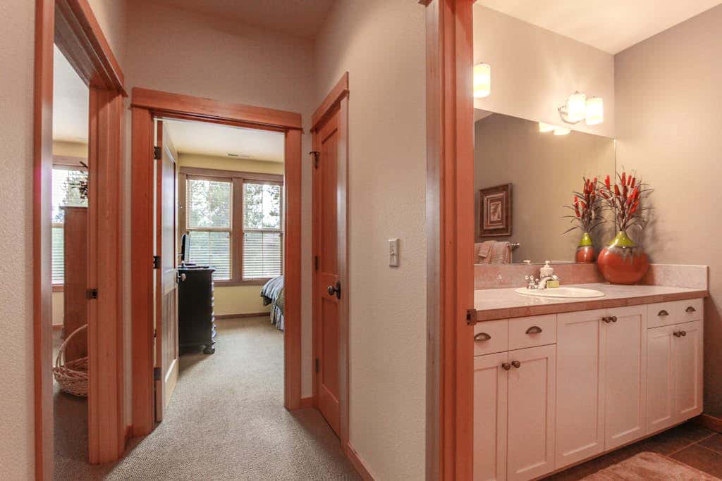 Luxury Condo with SHARC Access & Village with hot tub - Dog-Friendly