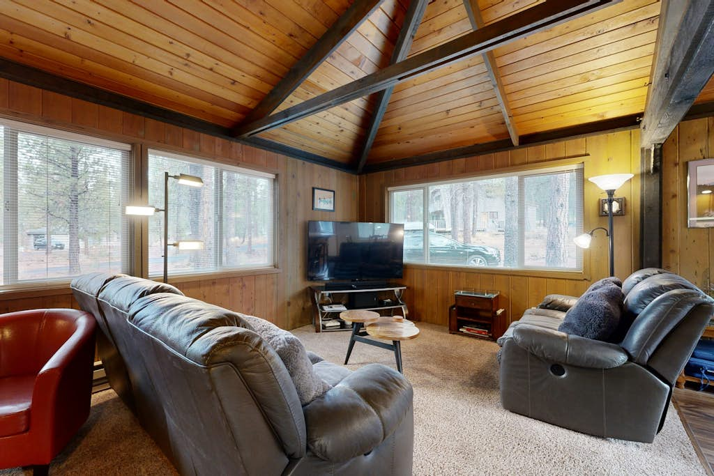 Comfortable Family-Friendly Sunriver Retreat with Deck & Grill - Free SHARC Access