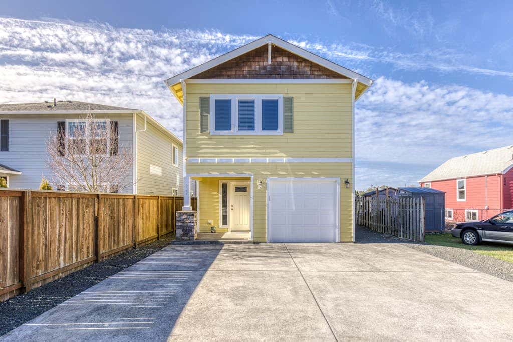 Serene riverfront home with gas fireplace, W/D, balcony, patio, & board games