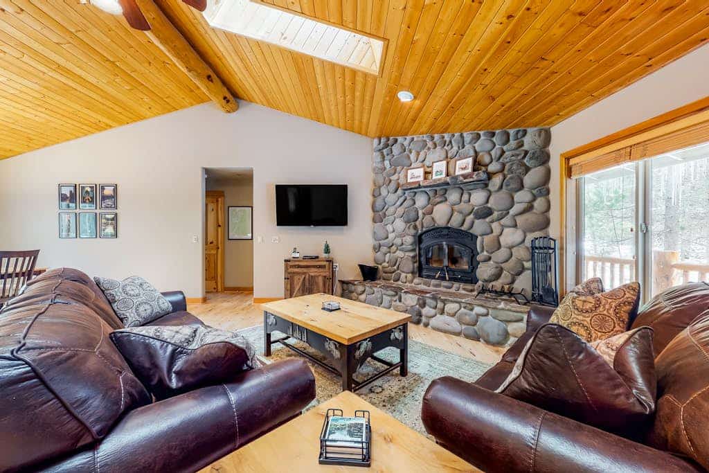 Dog-Friendly Sunriver Home with Fireplace, Deck & Central AC