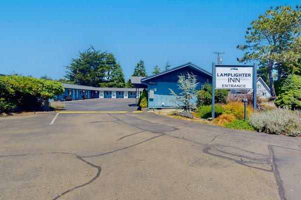 Lamplighter Inn - Tropical Fish Cove and Octopus Encounter