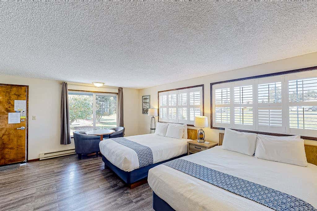 Retro beach suite with  fast WiFI - walkable to downtown hot spots