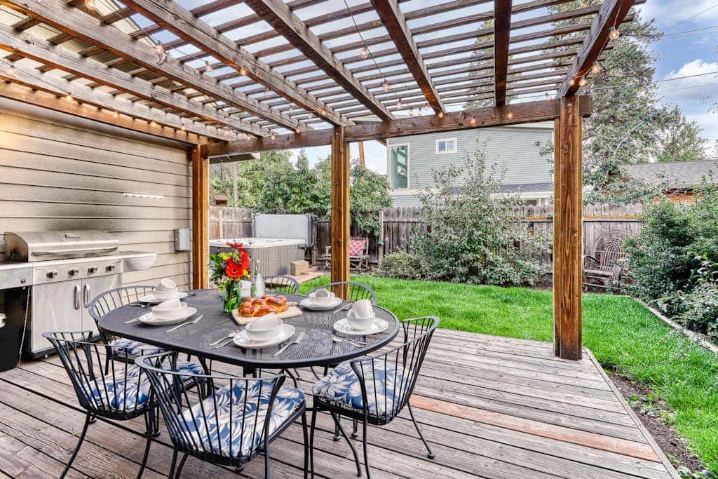 w/ private hot tub & easy access to downtown Bend