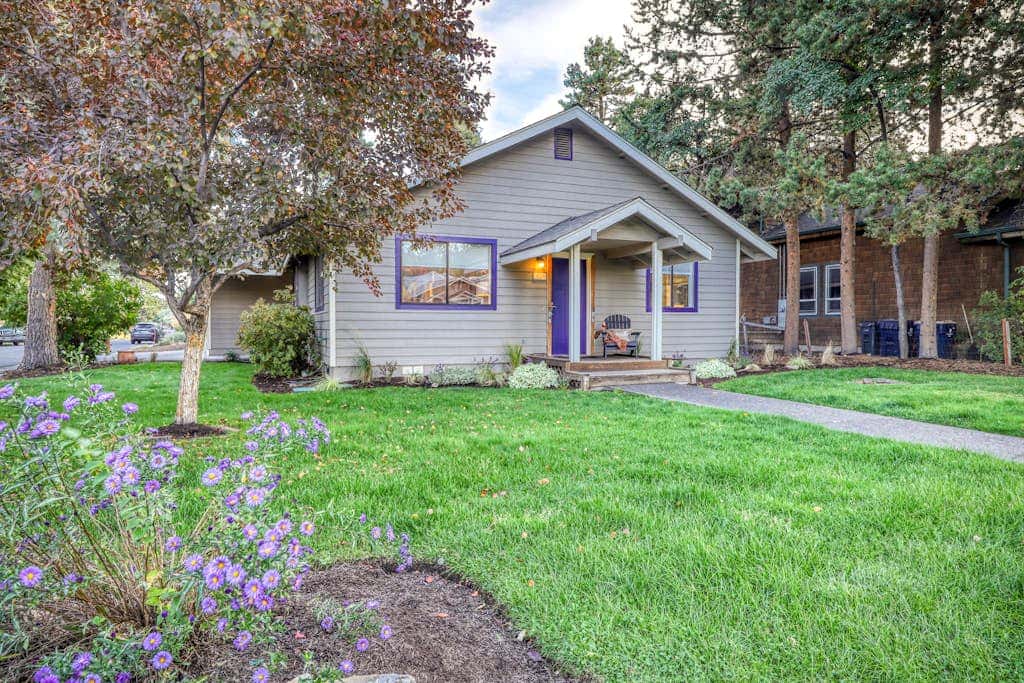 w/ private hot tub & easy access to downtown Bend