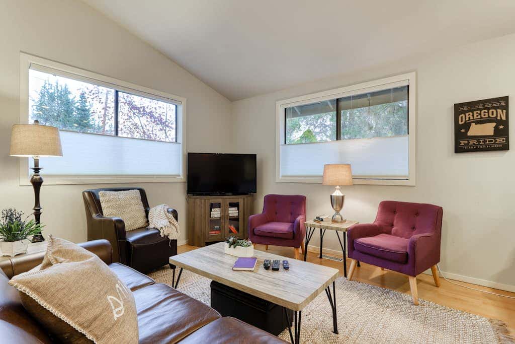 w/ private hot tub & easy access to downtown Bend