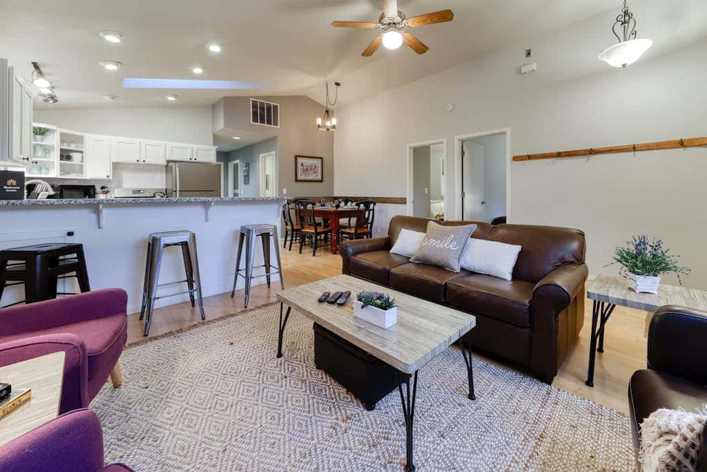 w/ private hot tub & easy access to downtown Bend