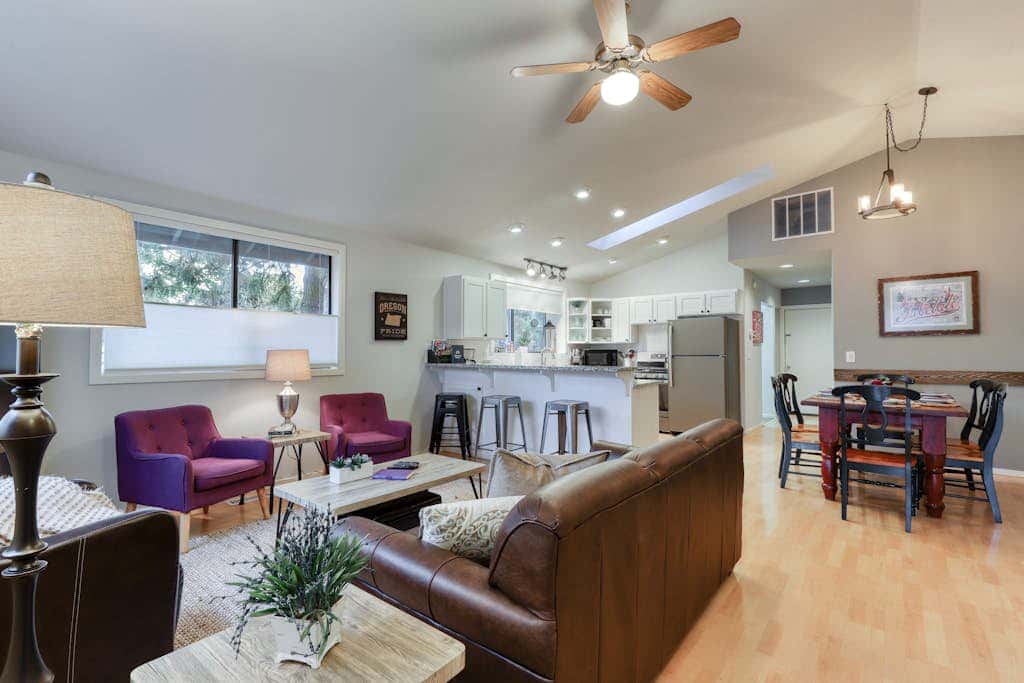 w/ private hot tub & easy access to downtown Bend