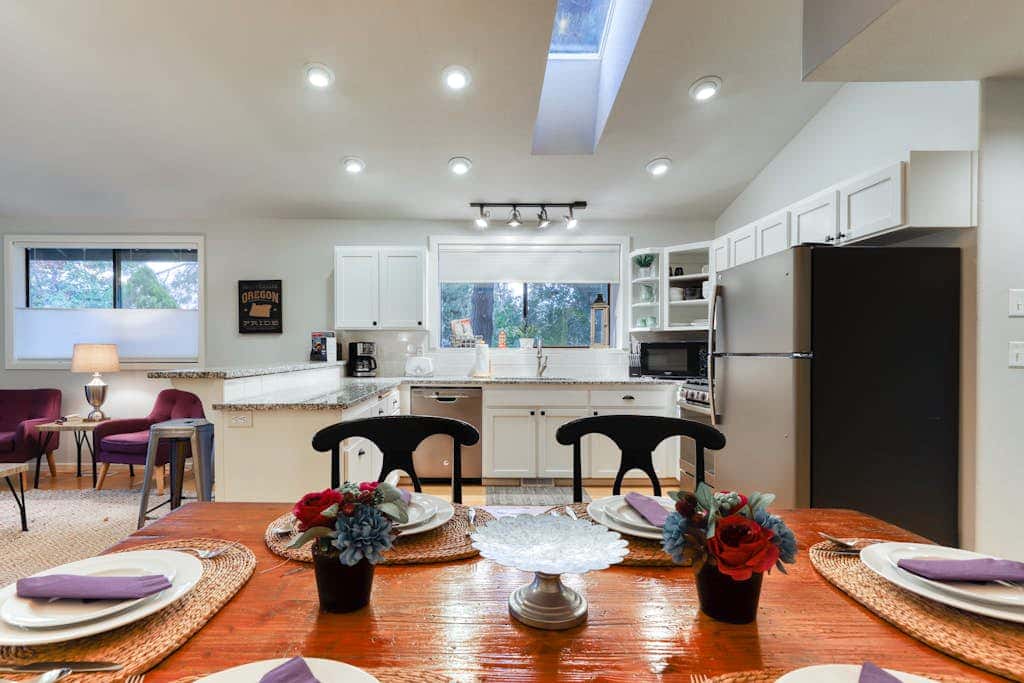 w/ private hot tub & easy access to downtown Bend