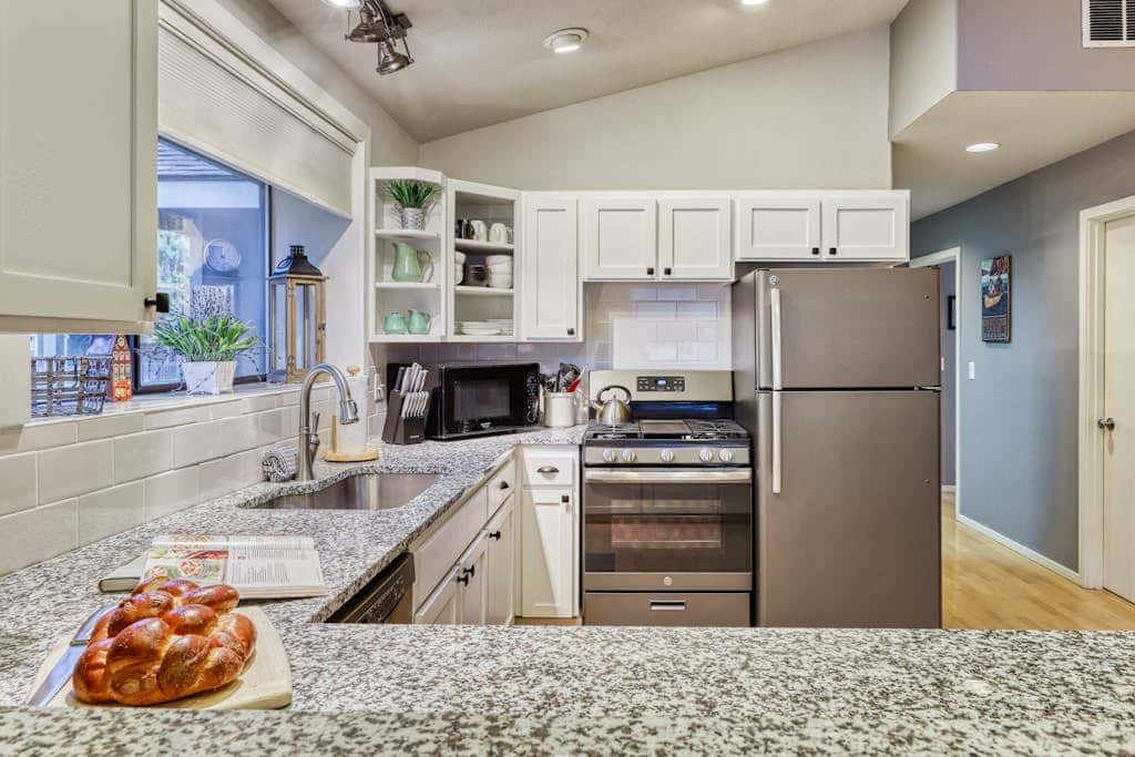 w/ private hot tub & easy access to downtown Bend