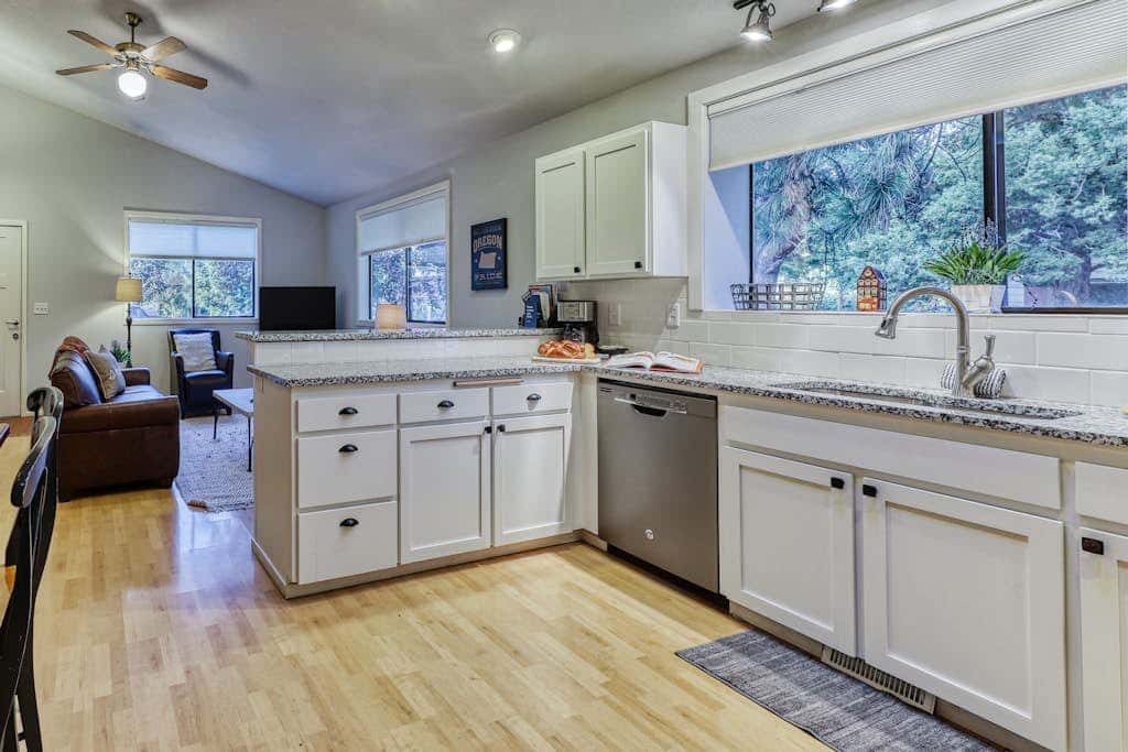 w/ private hot tub & easy access to downtown Bend