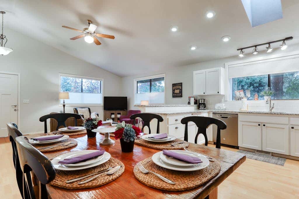 w/ private hot tub & easy access to downtown Bend