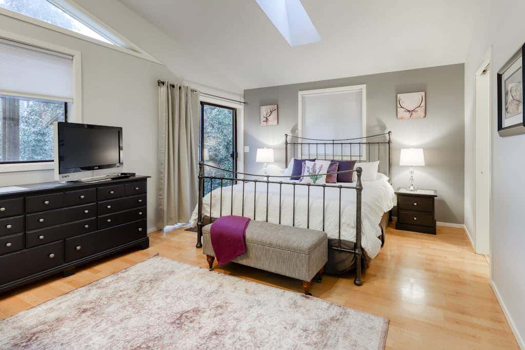 w/ private hot tub & easy access to downtown Bend