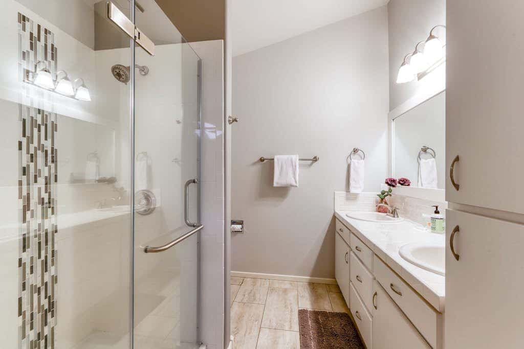 w/ private hot tub & easy access to downtown Bend