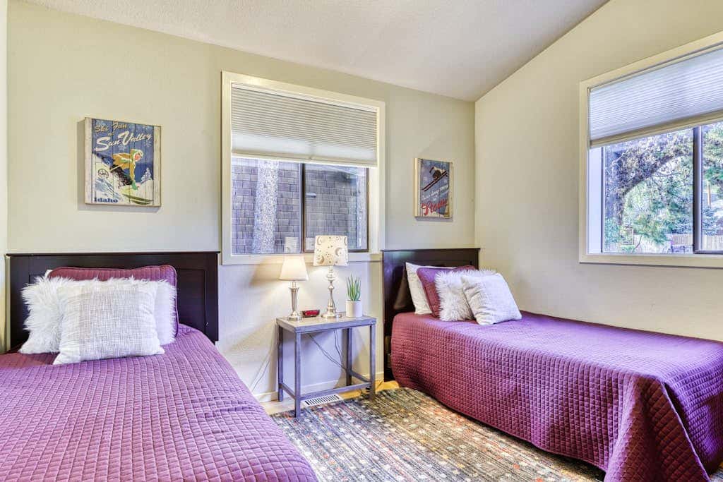 w/ private hot tub & easy access to downtown Bend