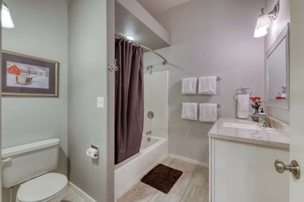 w/ private hot tub & easy access to downtown Bend